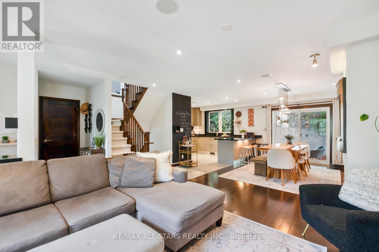 Photo 10 of 12 Glen Davis Crescent, Toronto ON