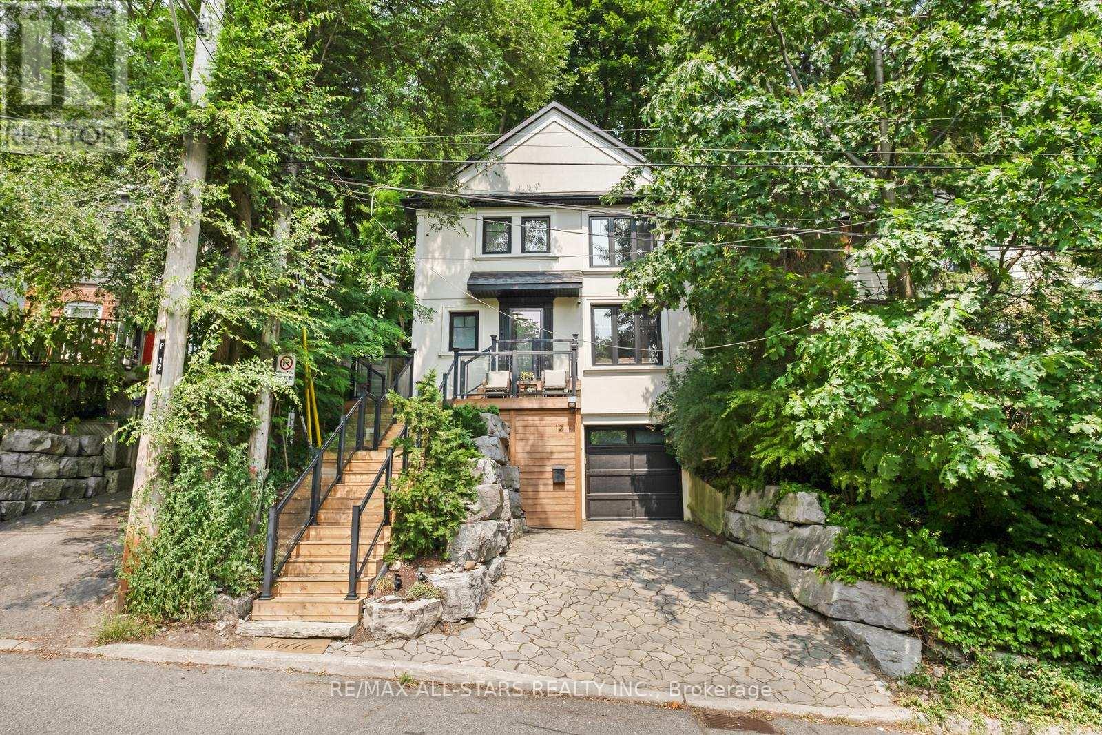 Photo 2 of 12 Glen Davis Crescent, Toronto ON