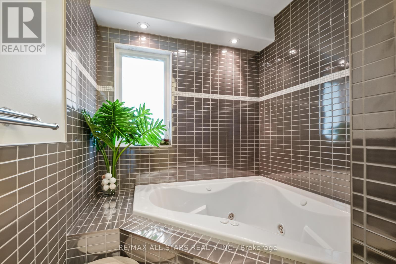 Photo 37 of 12 Glen Davis Crescent, Toronto ON