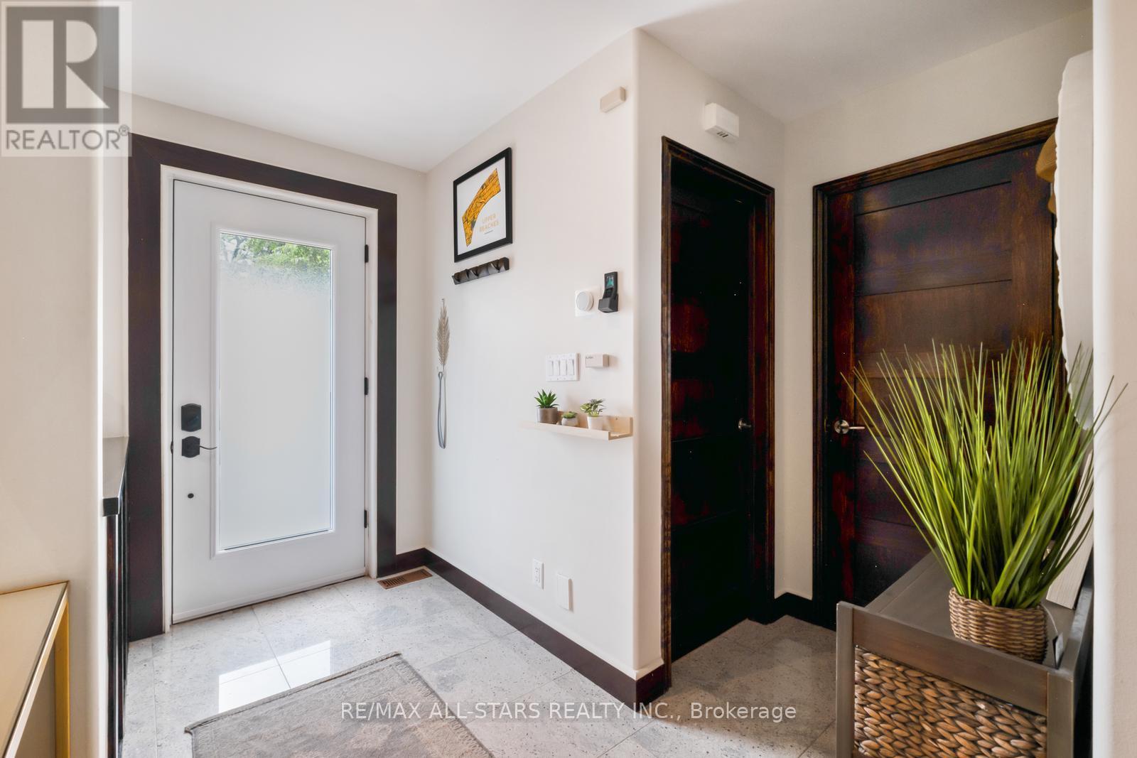 Photo 6 of 12 Glen Davis Crescent, Toronto ON