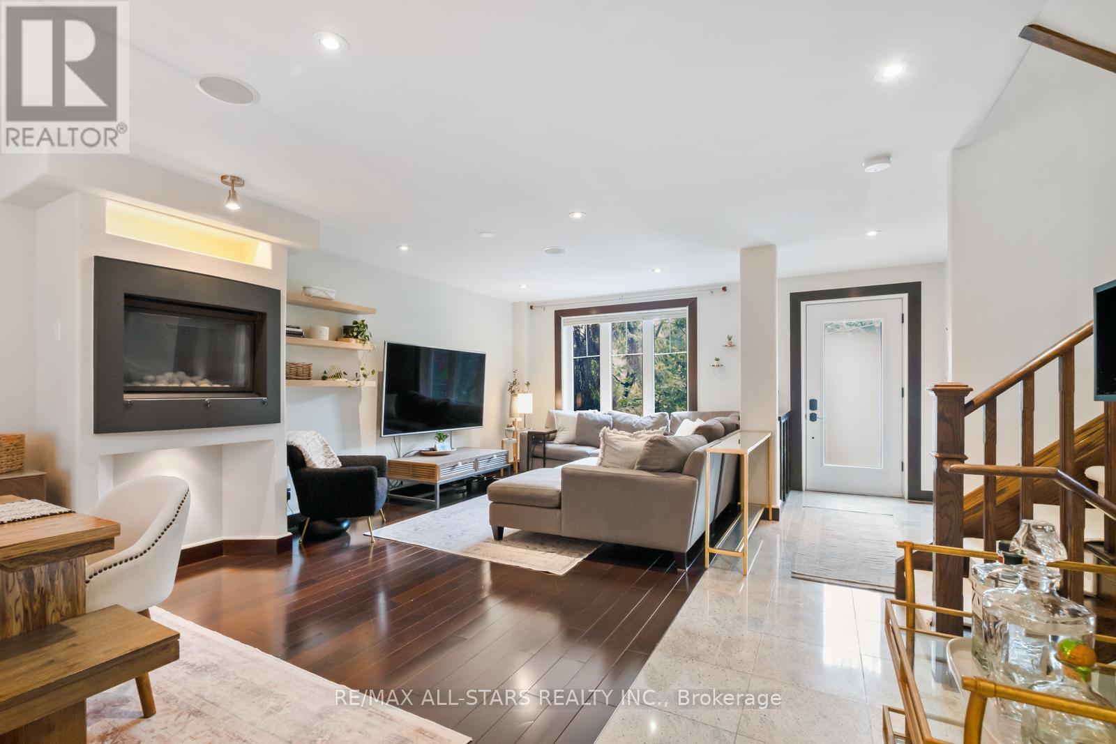 Photo 8 of 12 Glen Davis Crescent, Toronto ON