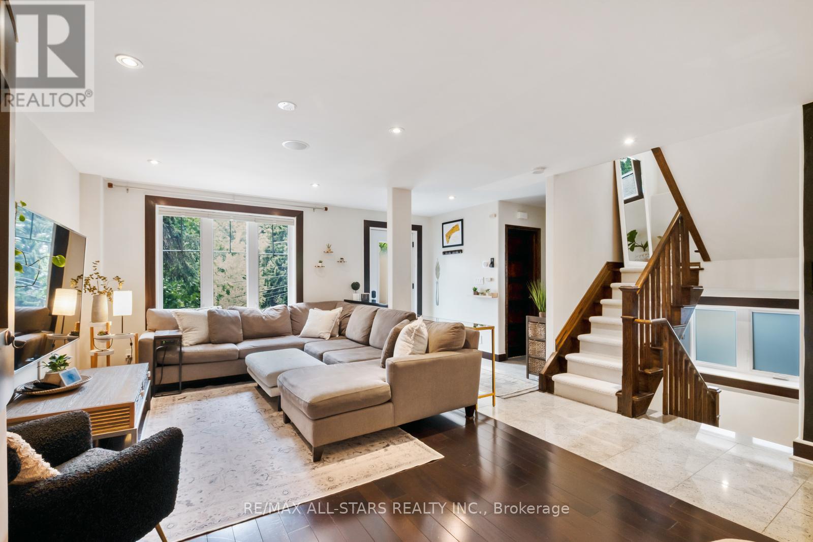 Photo 9 of 12 Glen Davis Crescent, Toronto ON