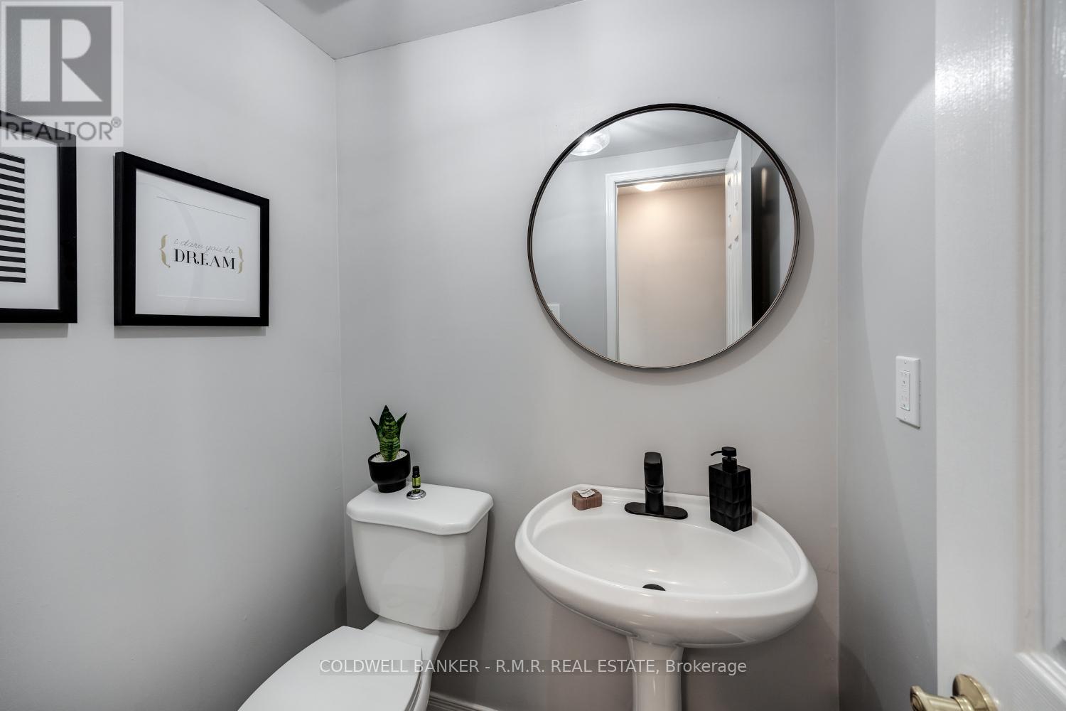 Photo 17 of 32 Mugford Road, Aurora ON