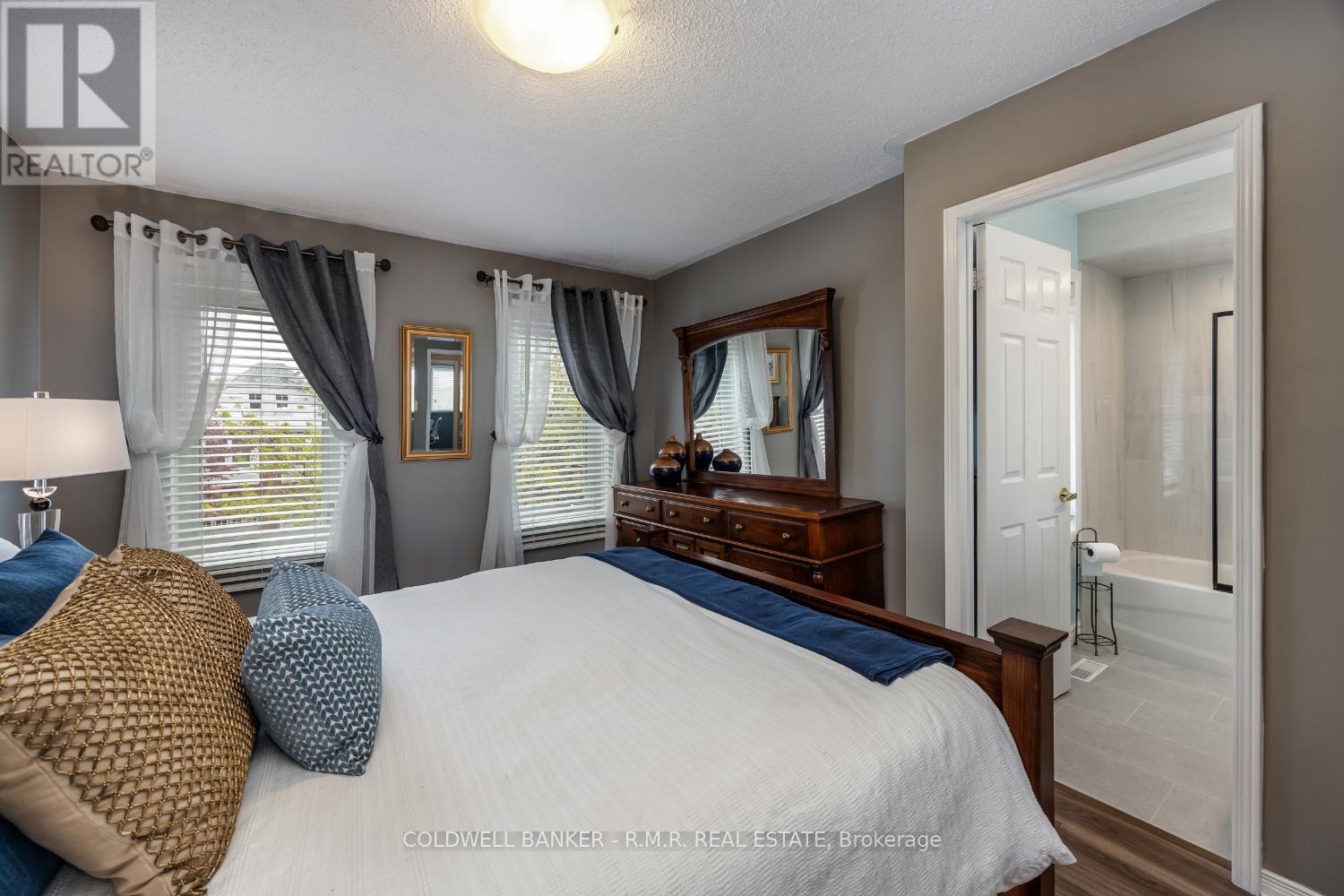 Photo 7 of 32 Mugford Road, Aurora ON