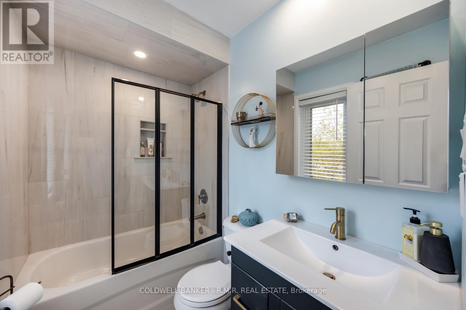 Photo 12 of 32 Mugford Road, Aurora ON