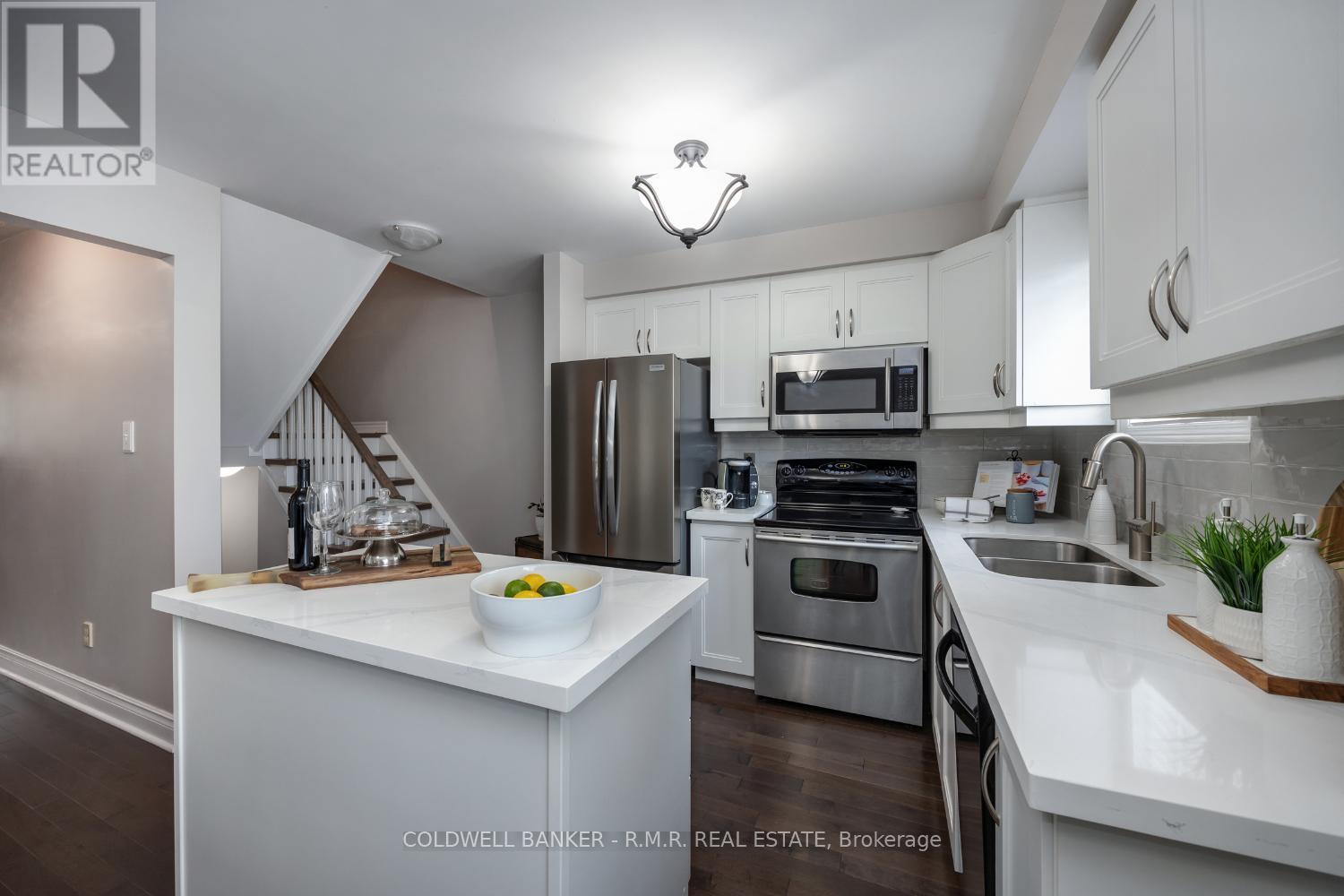 Photo 3 of 32 Mugford Road, Aurora ON