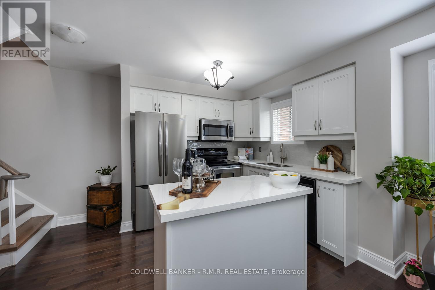 Photo 18 of 32 Mugford Road, Aurora ON