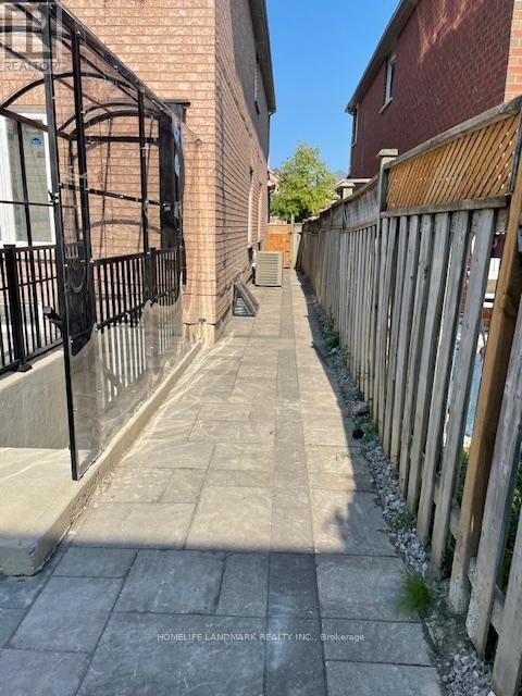 Photo 18 of Basement 162 Doubtfire Crescent, Markham ON