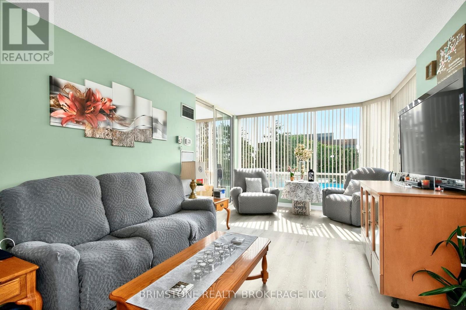 Photo 8 of 202 26 Hanover Road, Brampton ON