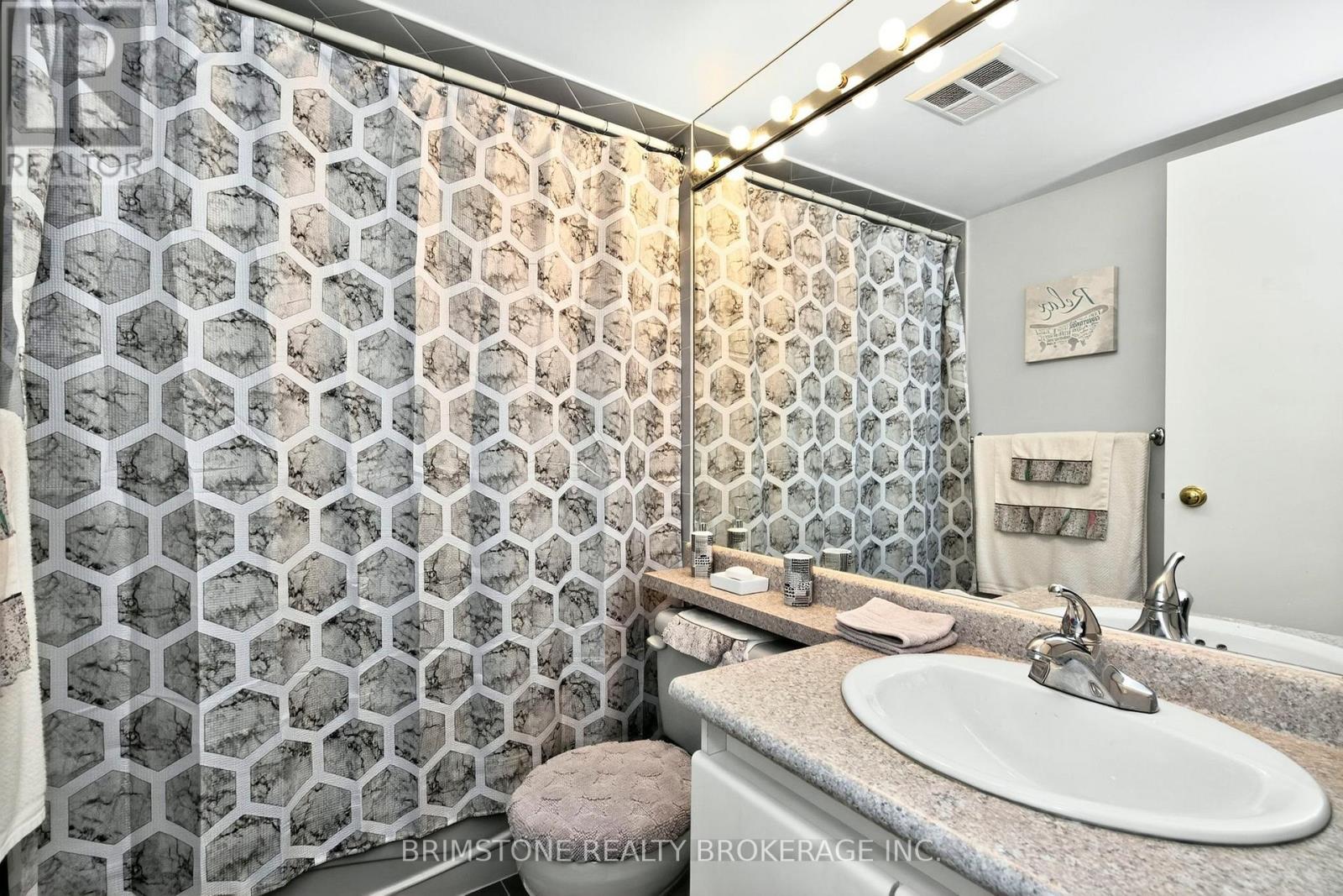 Photo 3 of 202 26 Hanover Road, Brampton ON