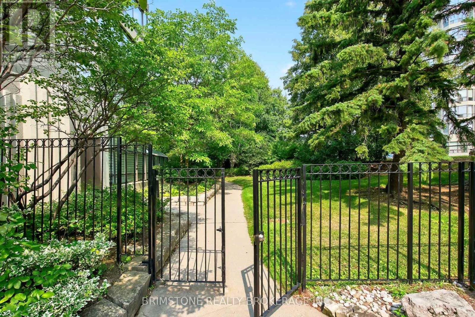 Photo 12 of 202 26 Hanover Road, Brampton ON