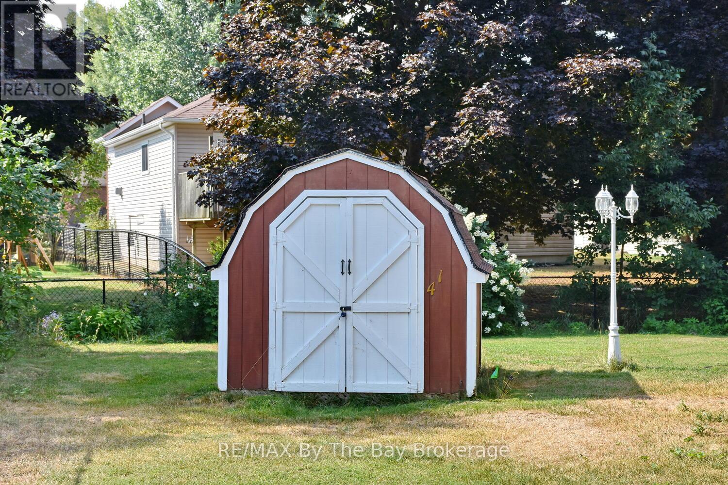 Photo 15 of 41 Evergreen Crescent, Wasaga Beach ON