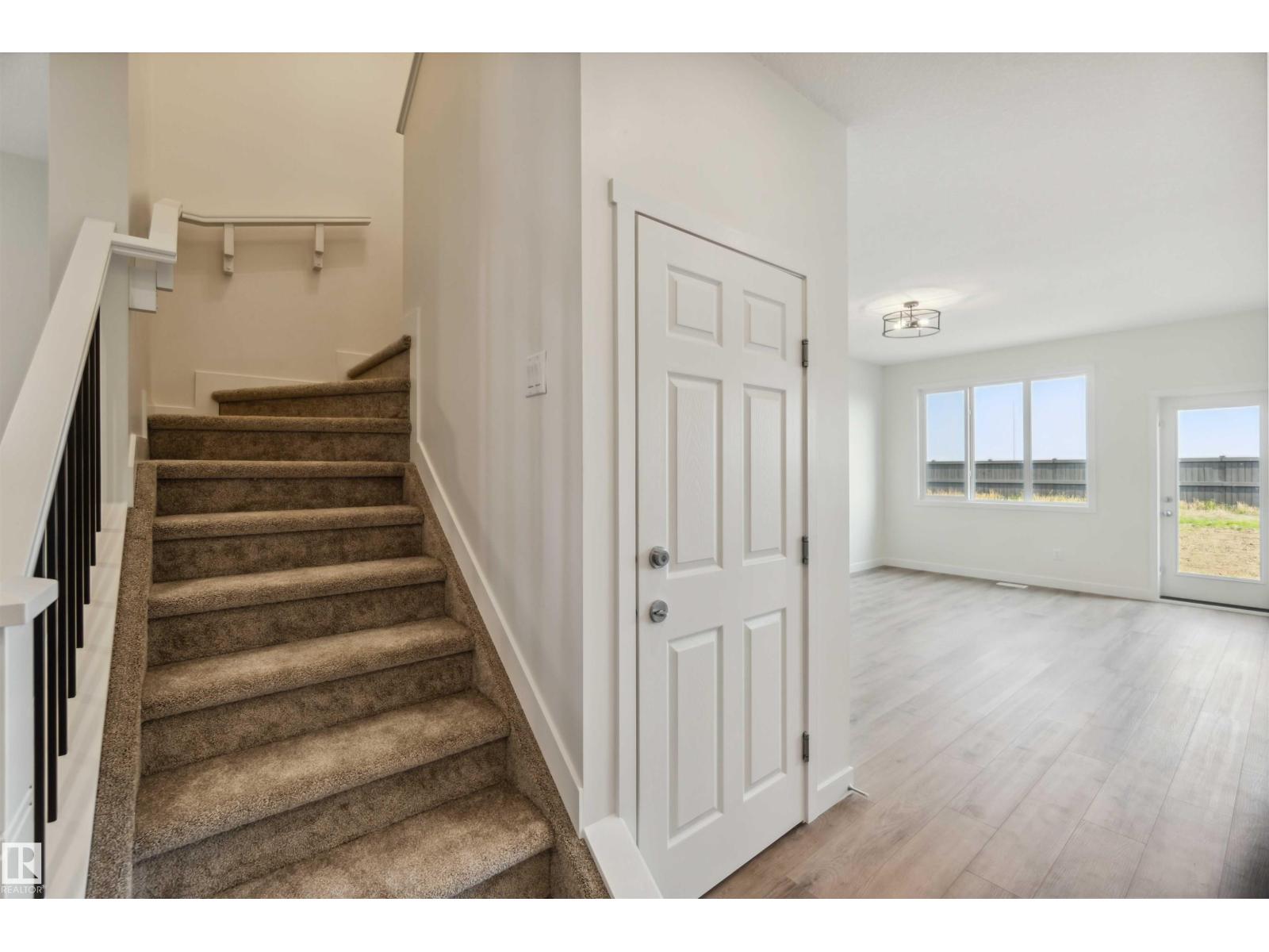 Photo 10 of 4672 177 Av Nw, Edmonton AB