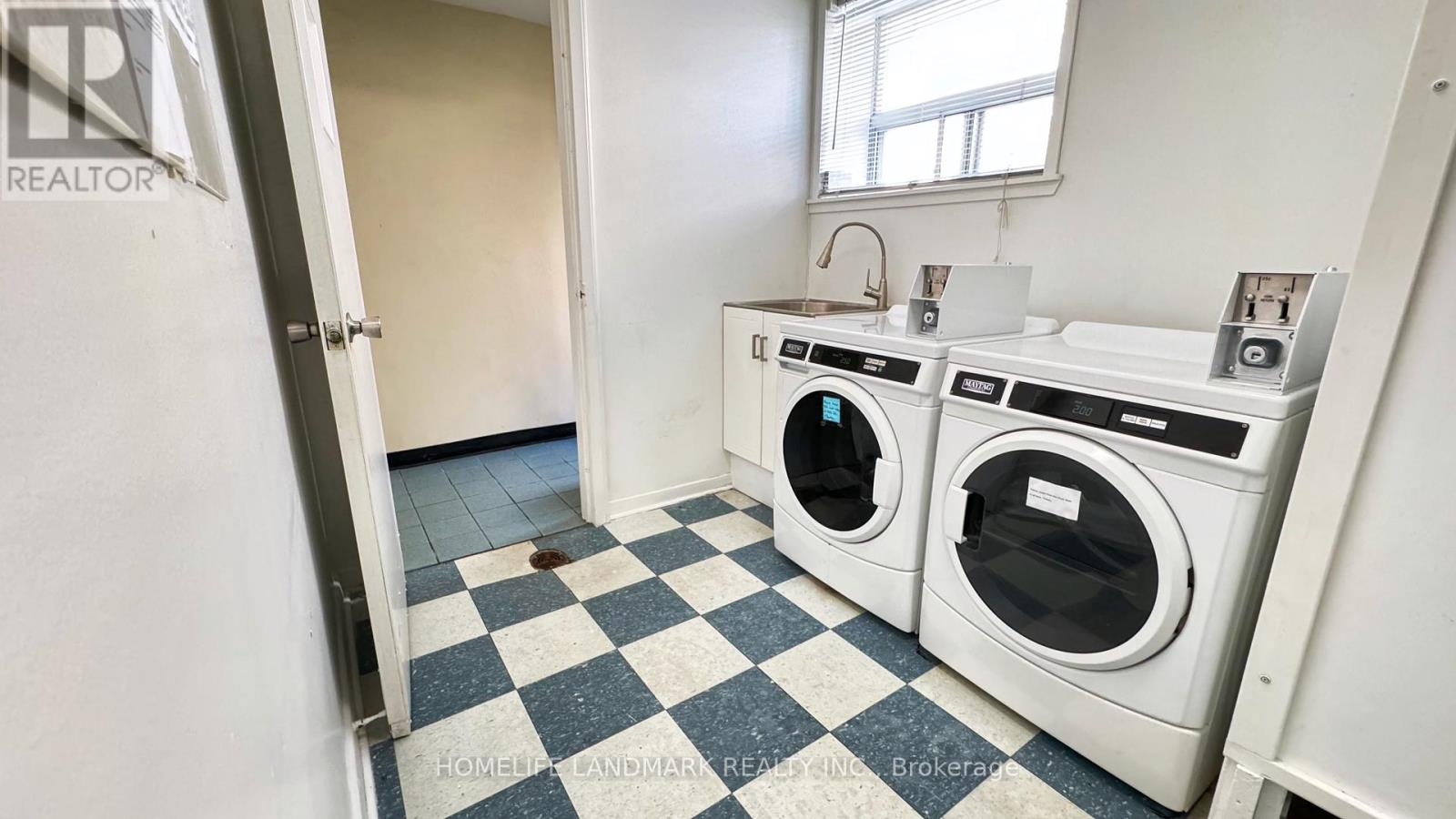 Photo 4 of 2 242 Wilmington Avenue, Toronto ON