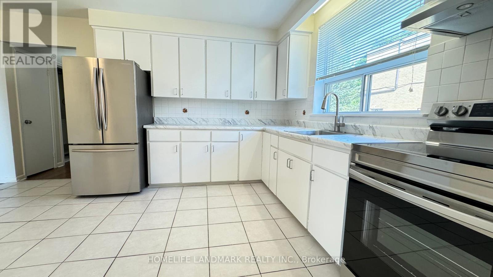 Photo 8 of 2 242 Wilmington Avenue, Toronto ON