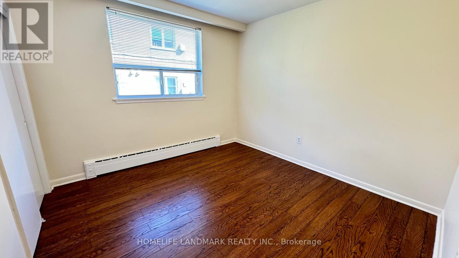 Photo 5 of 2 242 Wilmington Avenue, Toronto ON