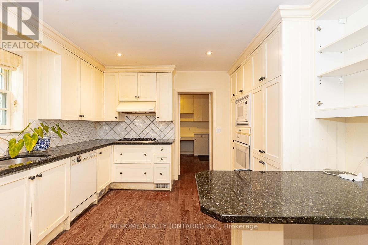 Photo 2 of 9 Laureleaf Road, Markham ON