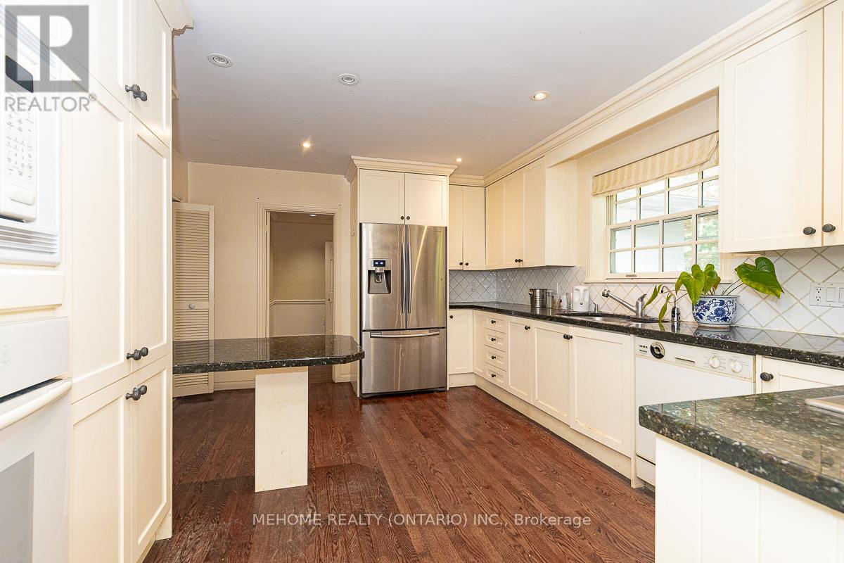 Photo 17 of 9 Laureleaf Road, Markham ON