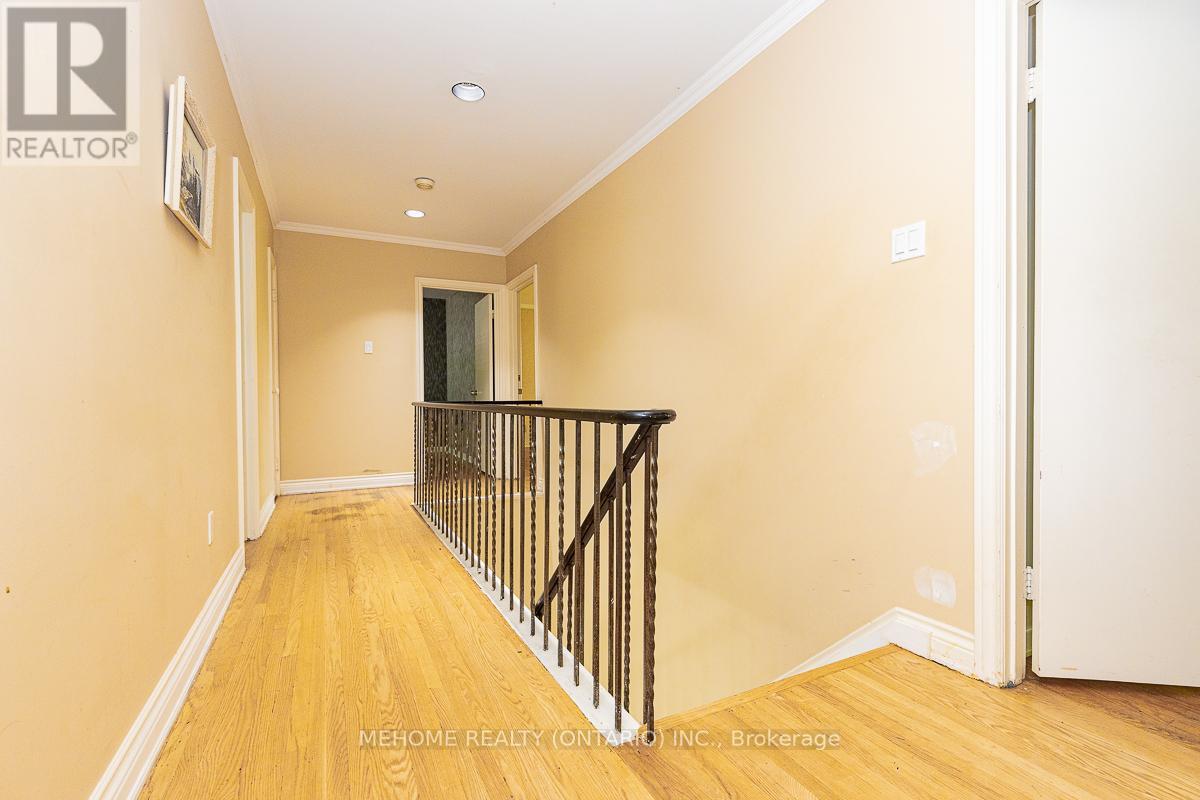 Photo 3 of 9 Laureleaf Road, Markham ON