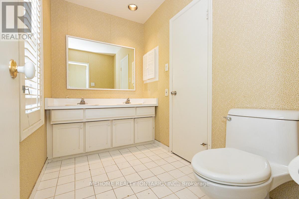 Photo 18 of 9 Laureleaf Road, Markham ON