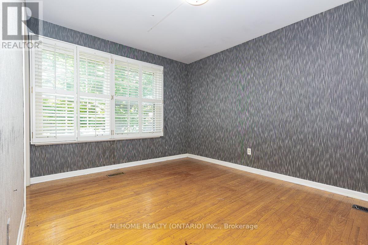 Photo 10 of 9 Laureleaf Road, Markham ON
