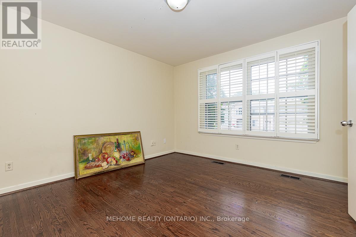 Photo 6 of 9 Laureleaf Road, Markham ON