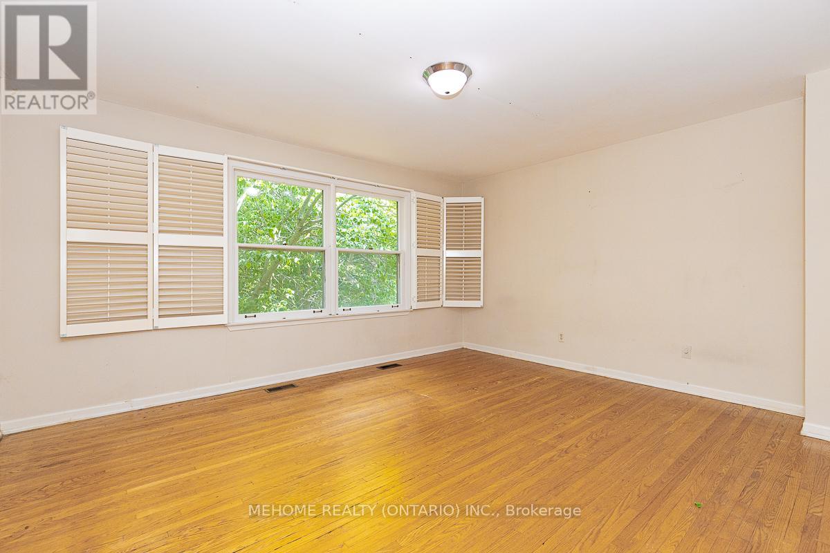 Photo 21 of 9 Laureleaf Road, Markham ON