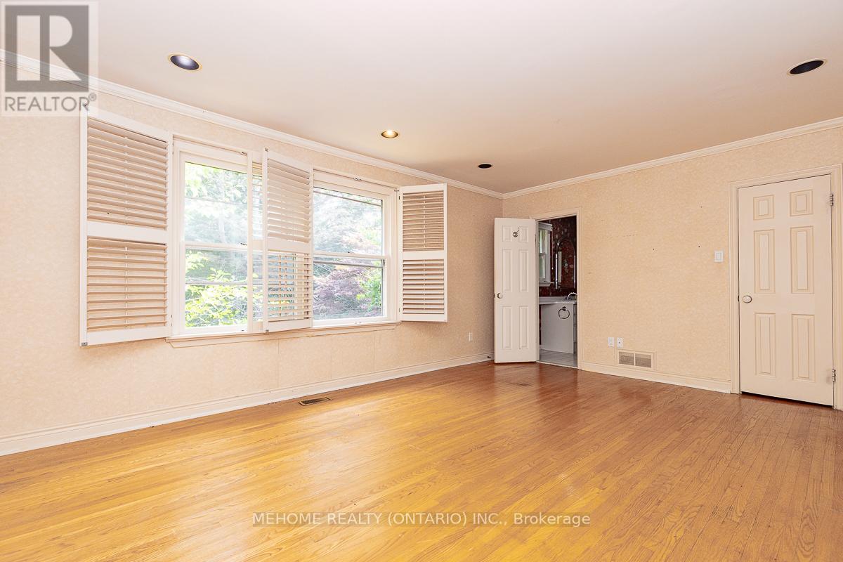 Photo 11 of 9 Laureleaf Road, Markham ON
