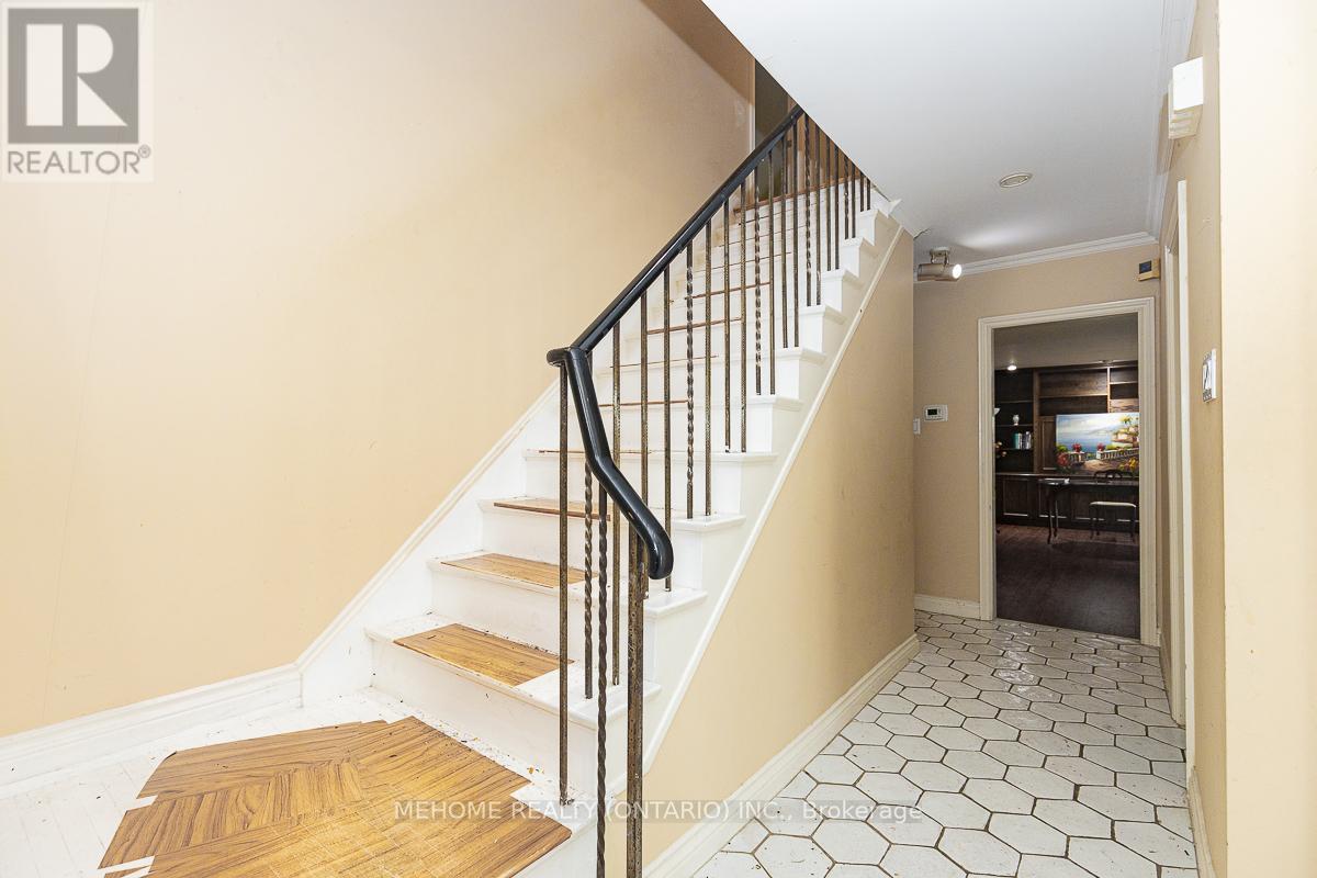 Photo 4 of 9 Laureleaf Road, Markham ON