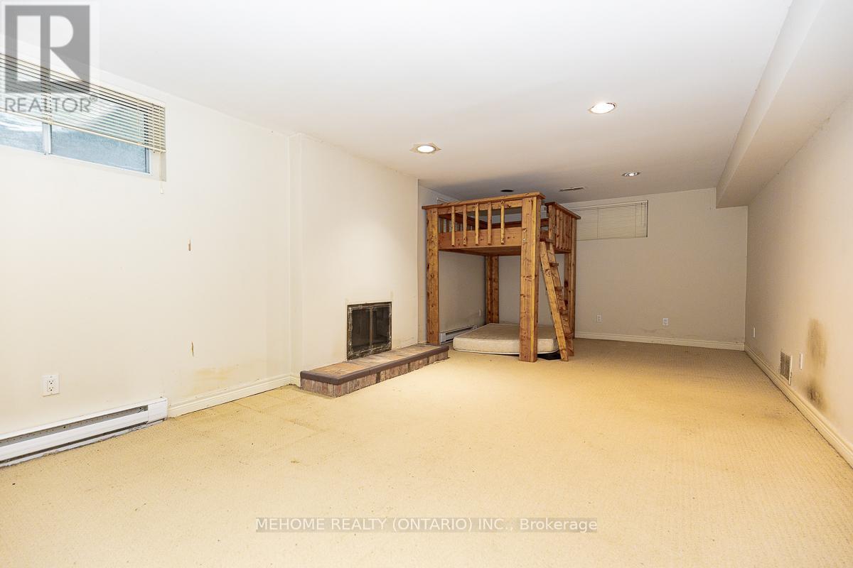 Photo 5 of 9 Laureleaf Road, Markham ON