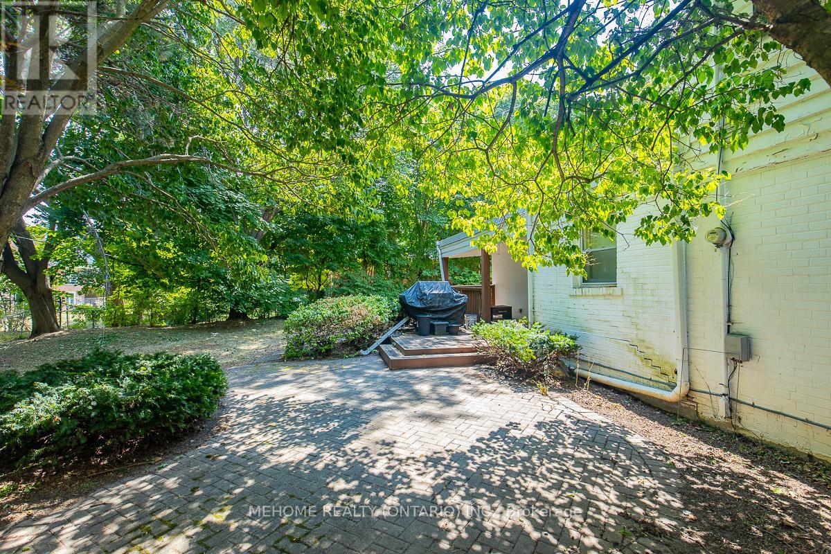 Photo 14 of 9 Laureleaf Road, Markham ON