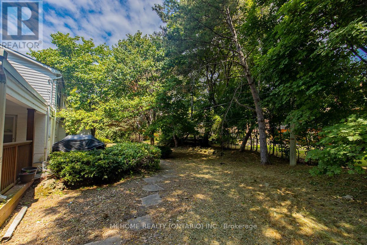 Photo 20 of 9 Laureleaf Road, Markham ON