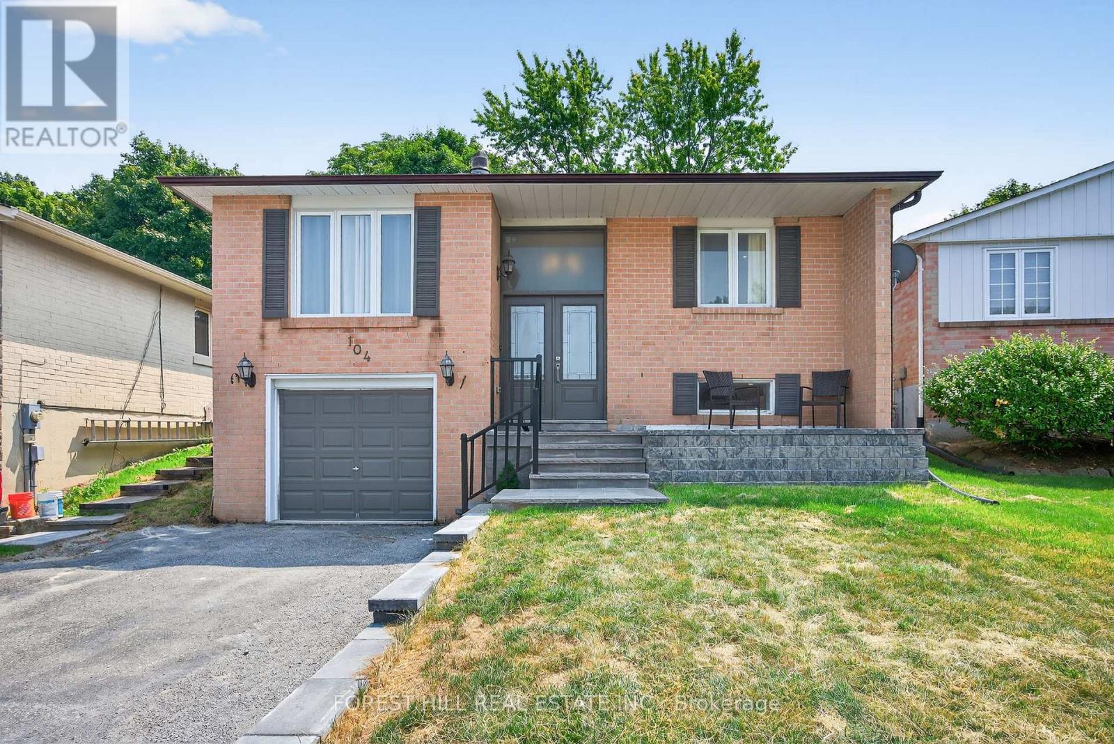 Photo 1 of 104 Armitage Drive, Newmarket ON