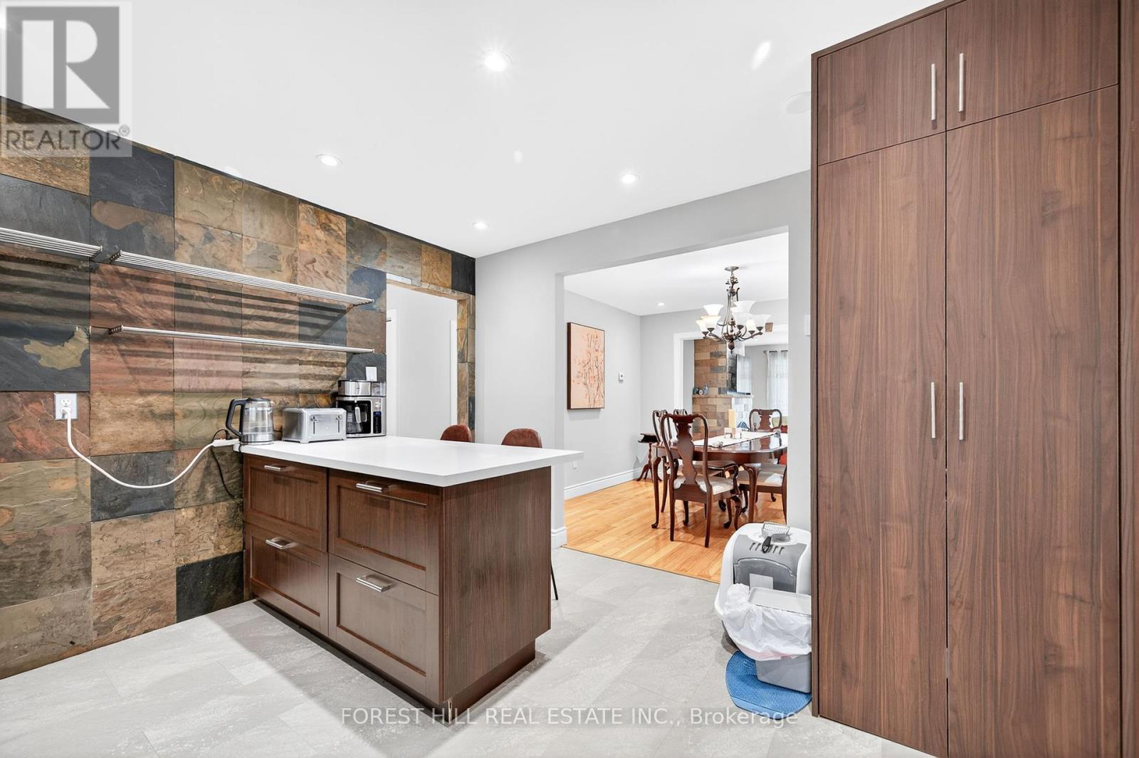 Photo 10 of 104 Armitage Drive, Newmarket ON