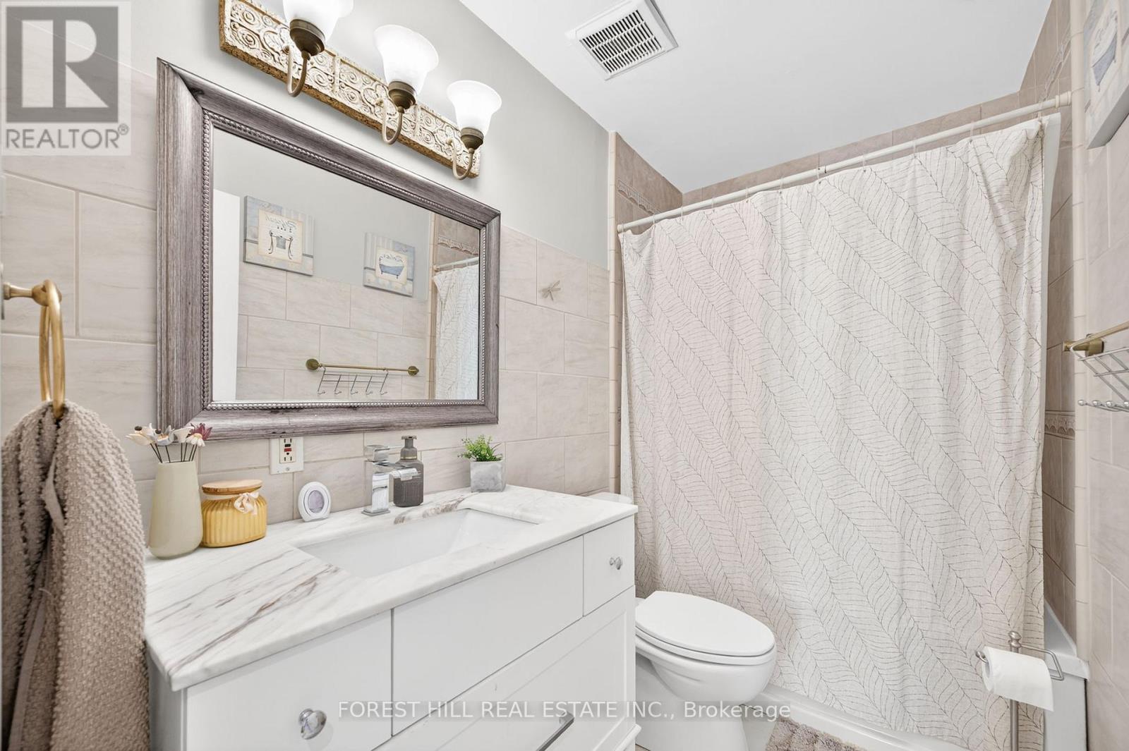 Photo 11 of 104 Armitage Drive, Newmarket ON