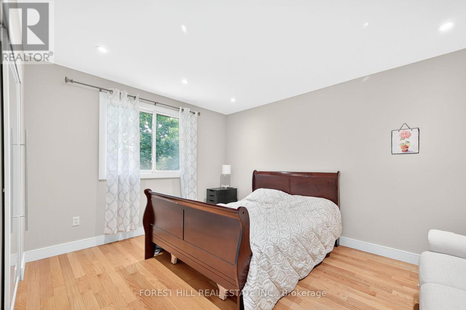 Photo 12 of 104 Armitage Drive, Newmarket ON