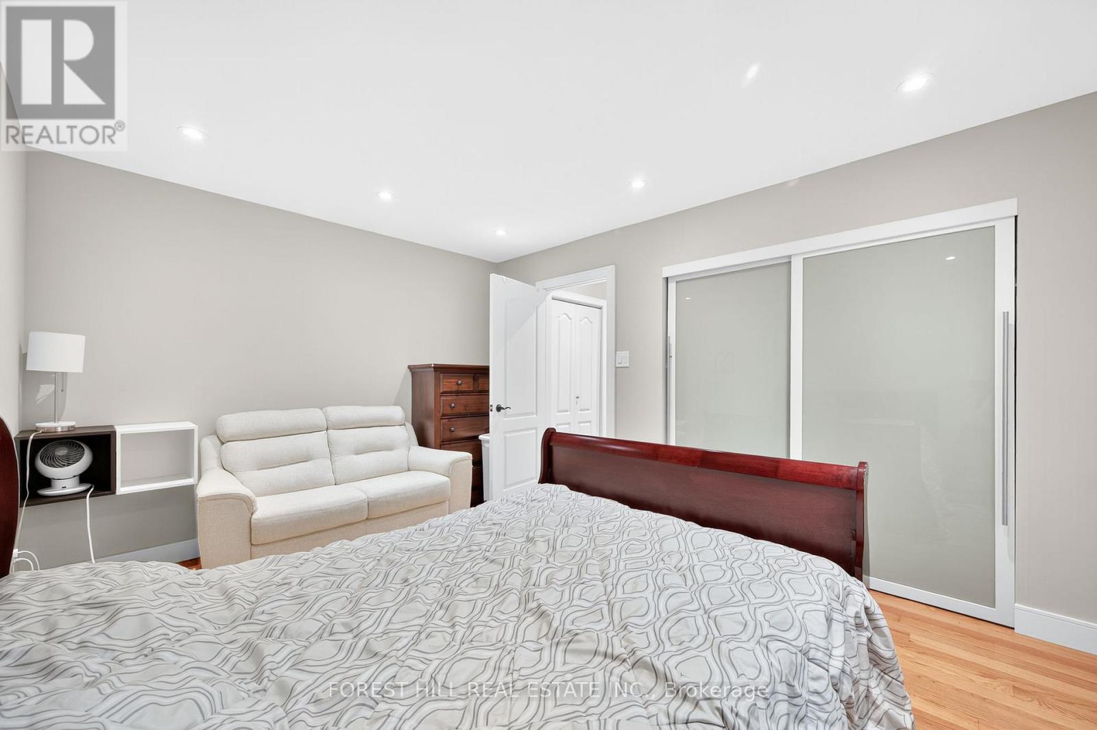 Photo 13 of 104 Armitage Drive, Newmarket ON