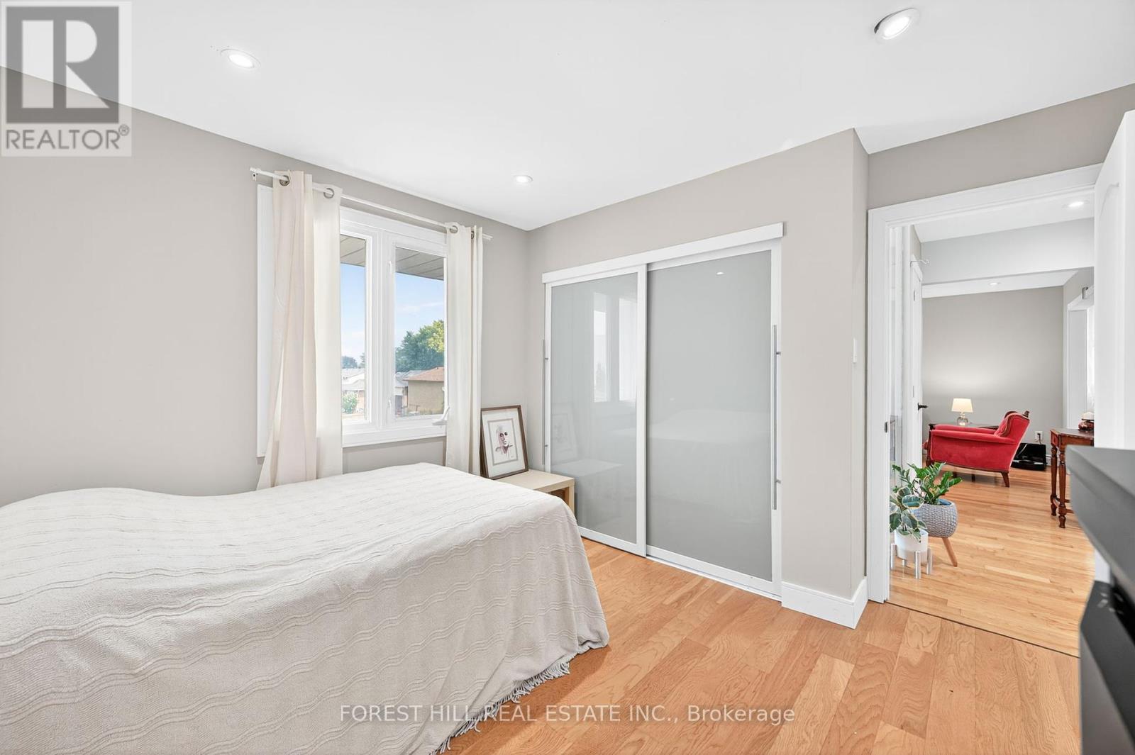 Photo 16 of 104 Armitage Drive, Newmarket ON