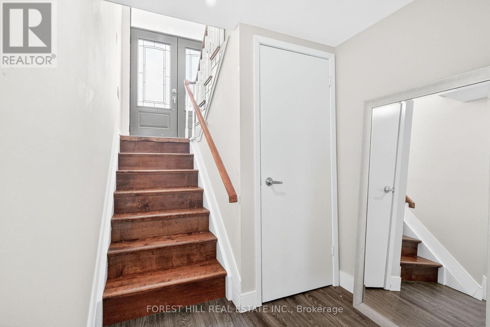 Photo 18 of 104 Armitage Drive, Newmarket ON