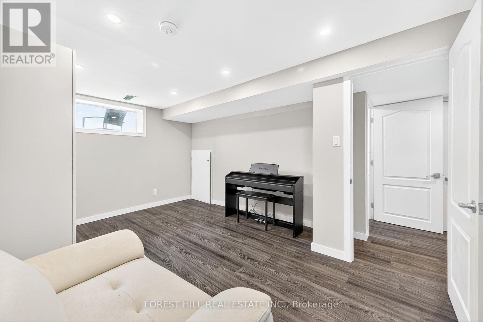 Photo 19 of 104 Armitage Drive, Newmarket ON