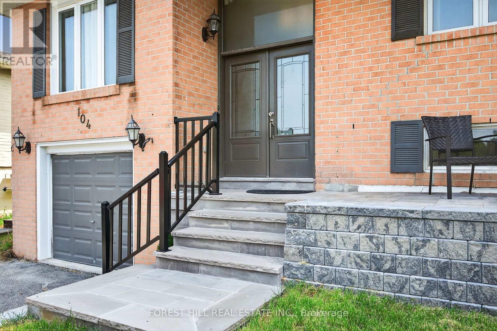 Photo 2 of 104 Armitage Drive, Newmarket ON