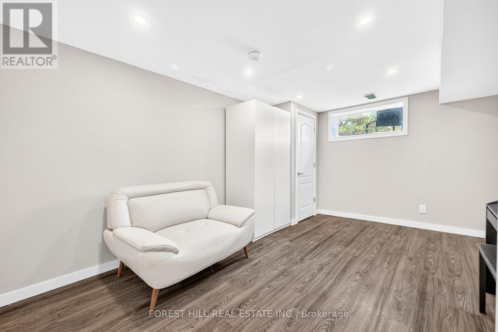 Photo 20 of 104 Armitage Drive, Newmarket ON