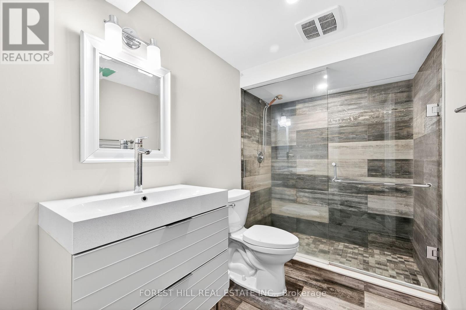 Photo 21 of 104 Armitage Drive, Newmarket ON