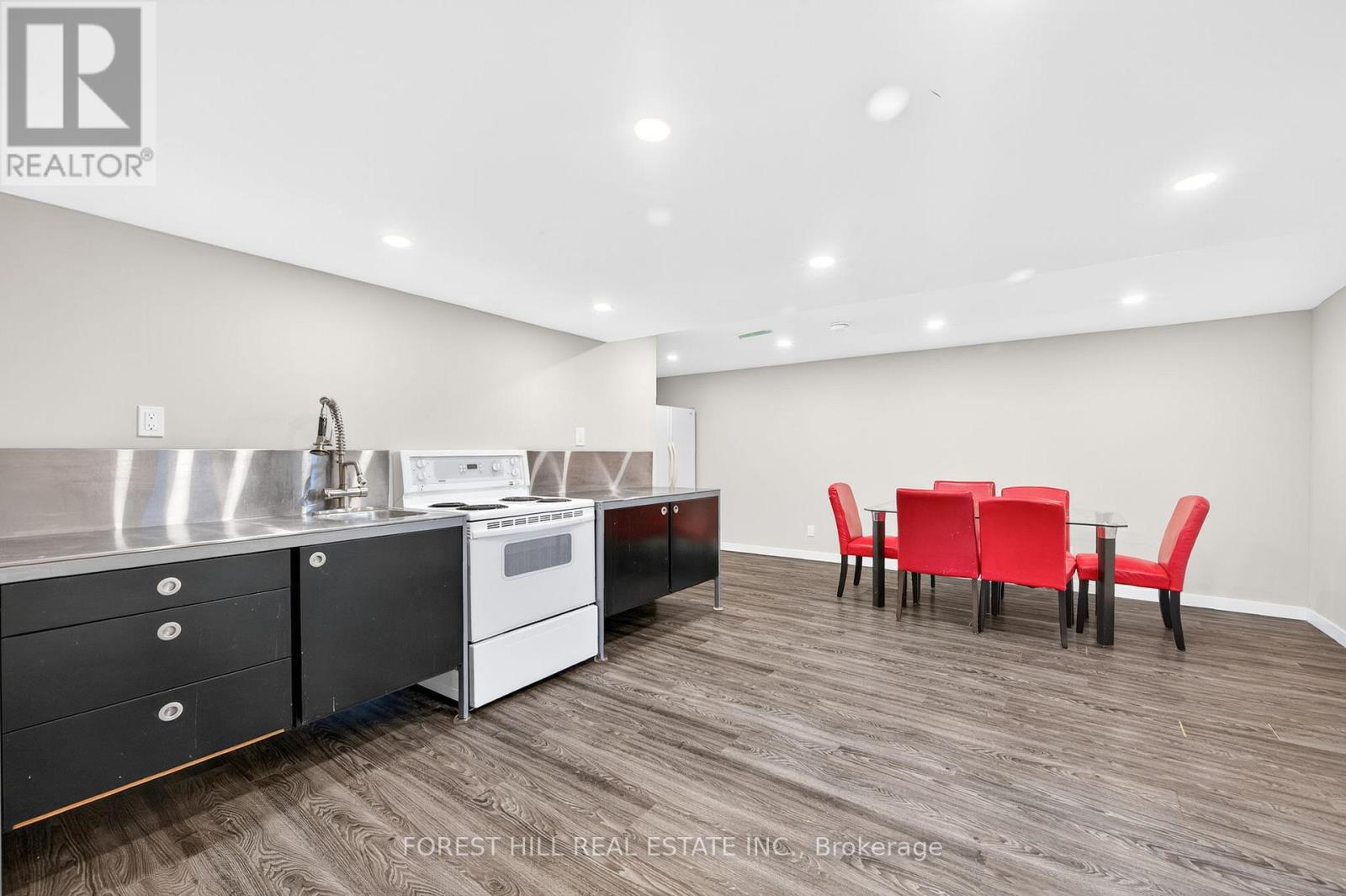 Photo 23 of 104 Armitage Drive, Newmarket ON