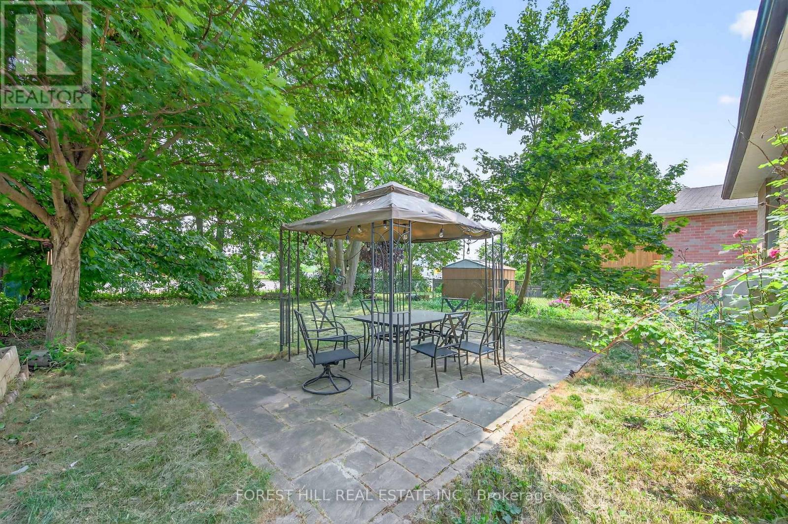 Photo 25 of 104 Armitage Drive, Newmarket ON