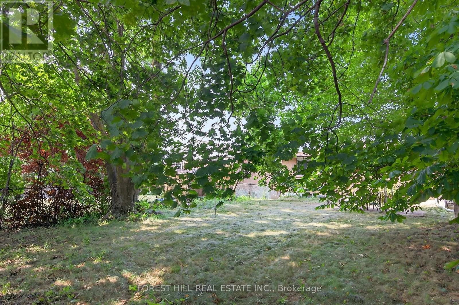 Photo 26 of 104 Armitage Drive, Newmarket ON