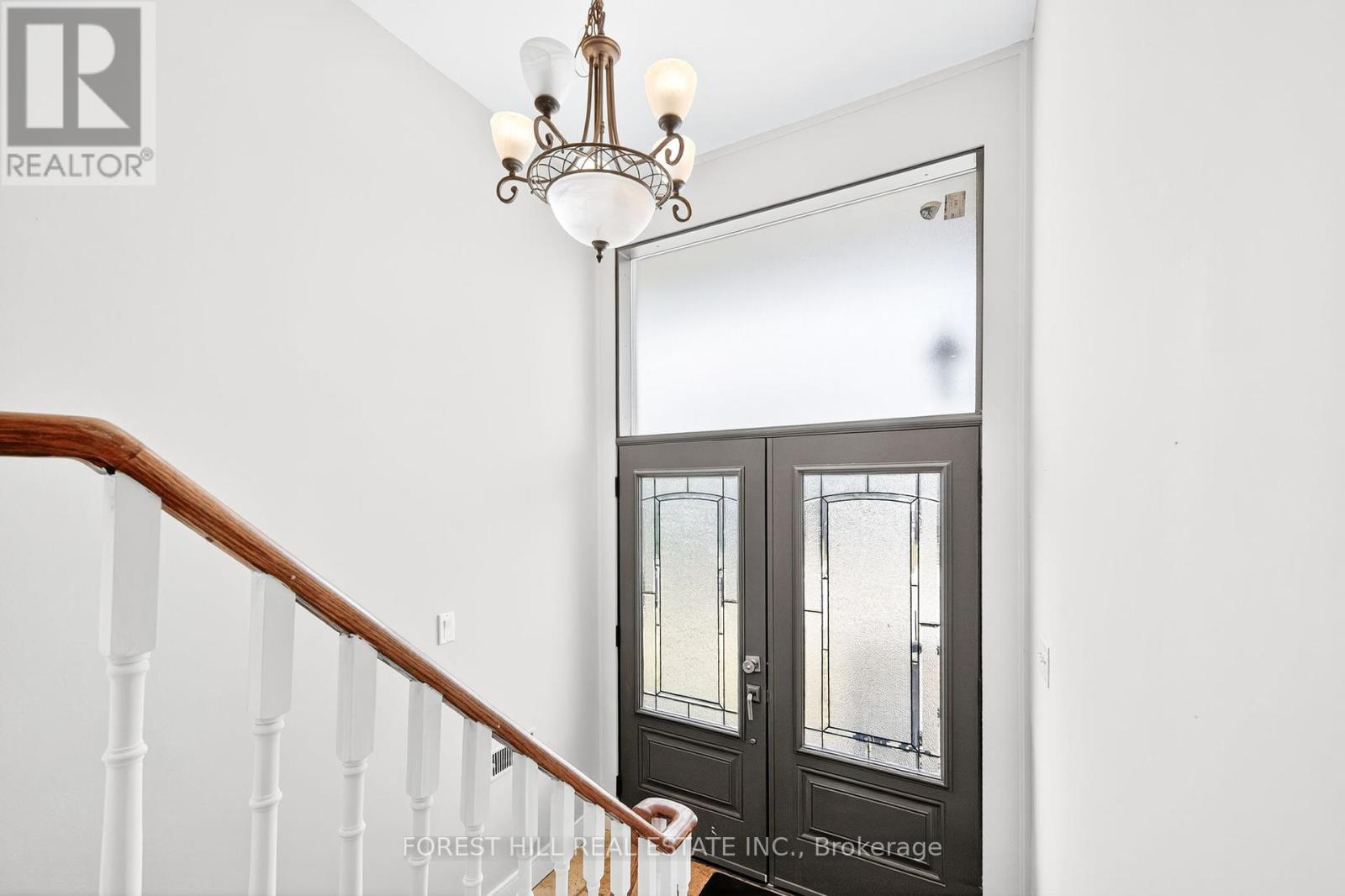Photo 3 of 104 Armitage Drive, Newmarket ON