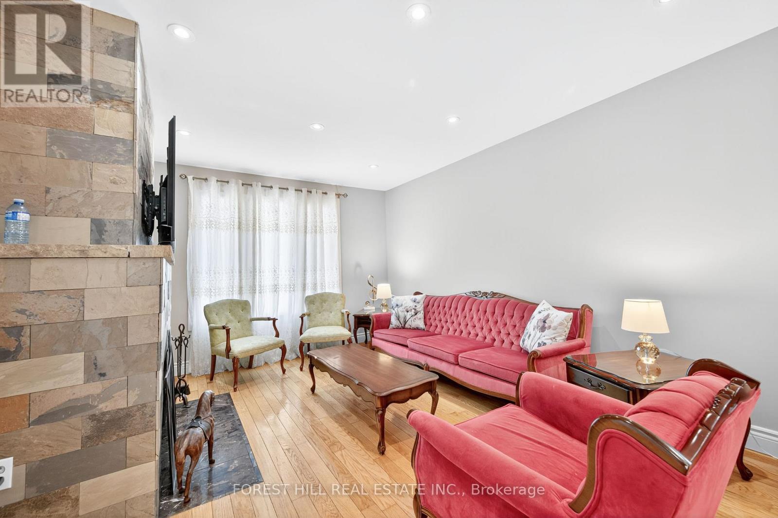 Photo 4 of 104 Armitage Drive, Newmarket ON