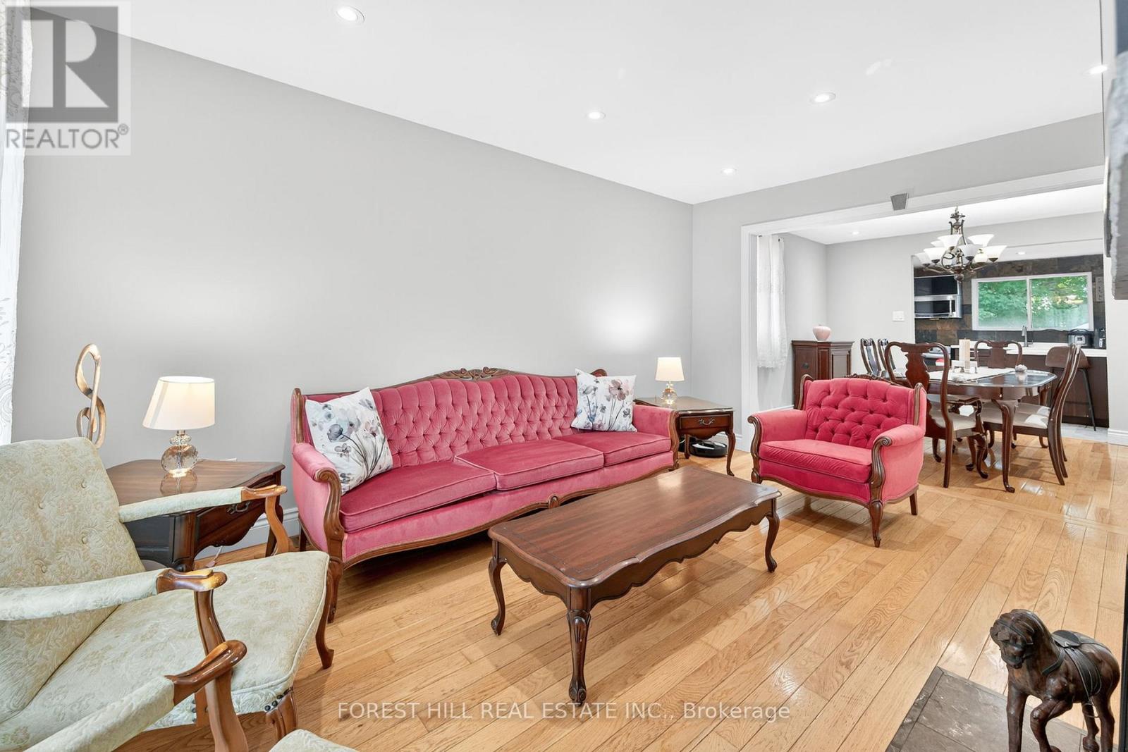 Photo 5 of 104 Armitage Drive, Newmarket ON