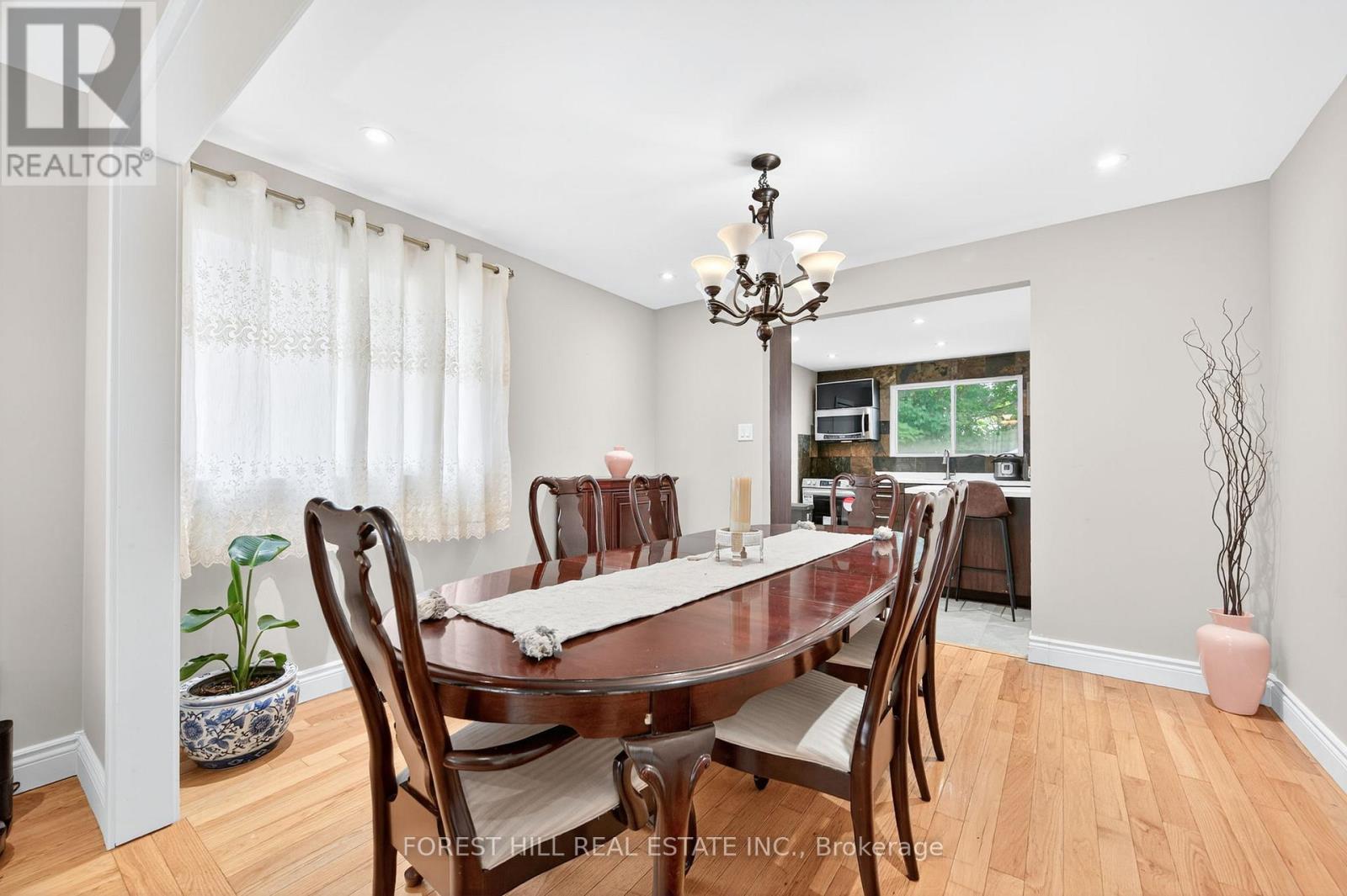 Photo 6 of 104 Armitage Drive, Newmarket ON